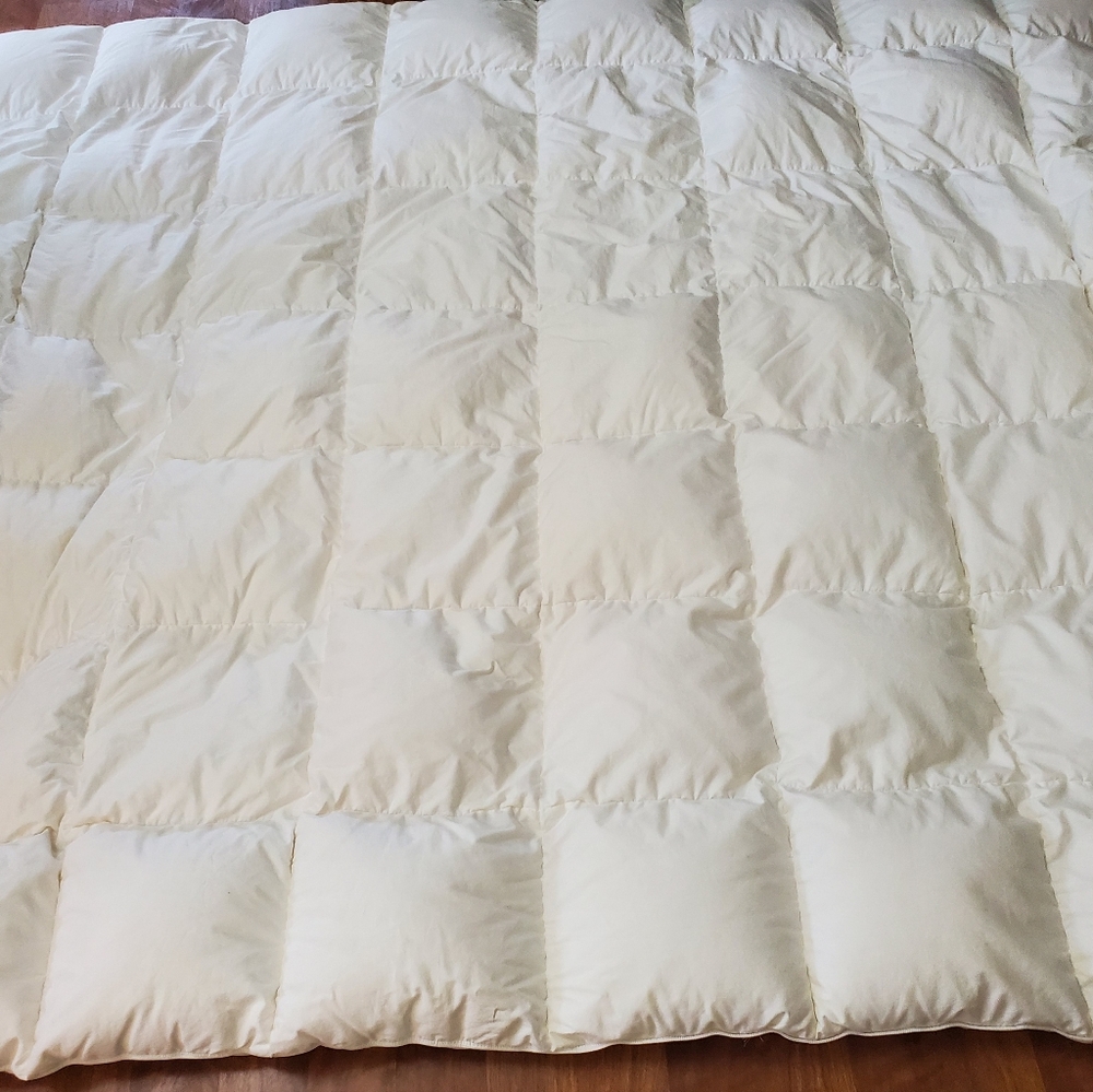 Canadian-made Luxurious DOWN Comforter 96x84